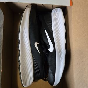 Nike Men's Black and White Athletic Shoes